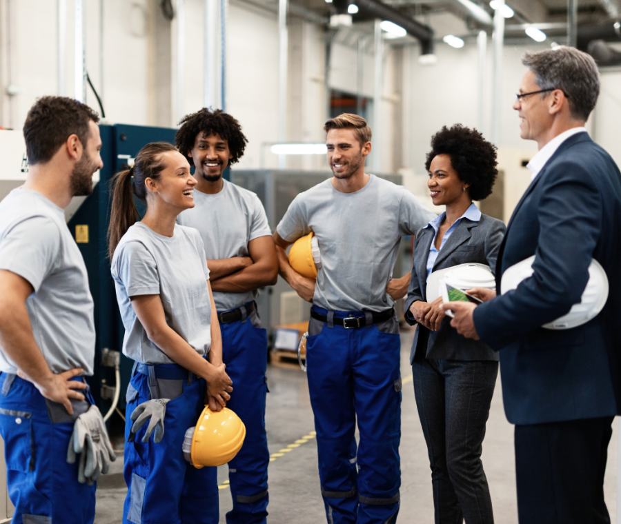 Une &eacute;quipe r&eacute;unie dans un atelier lumineux