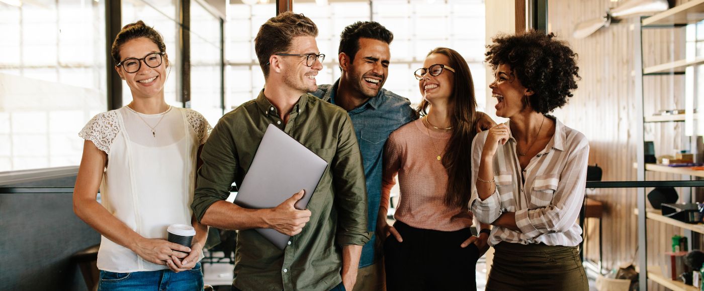 Une &eacute;quipe souriante r&eacute;unie dans un bureau lumineux